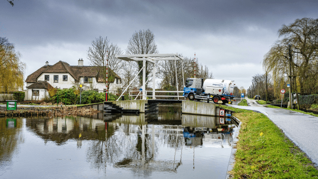 Vrachtwagen rijdt ophaalbrugje over
